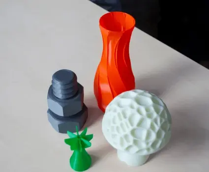 Favism3D: Impresión 3D FDM con PLA para prototipos, decoraciones y piezas funcionales de alta calidad. ariedad de piezas impresas en 3D con filamento PLA: jarrón, tornillo, tuerca y objetos decorativos.