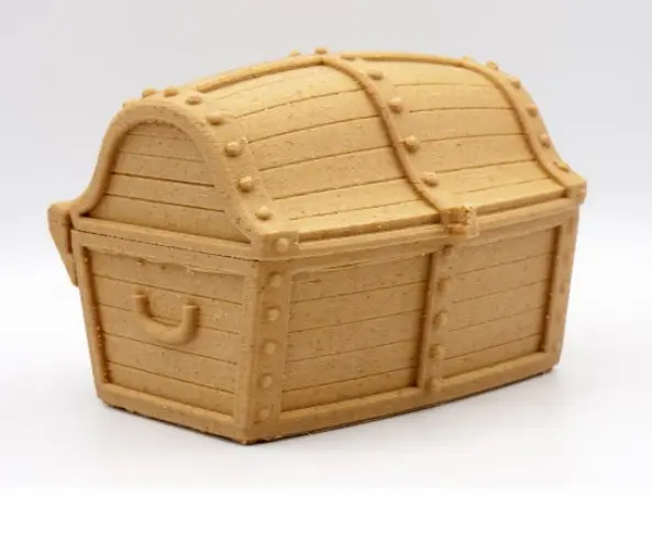 Favism3D: Impresión 3D con filamento PLA madera para objetos decorativos, maquetas y piezas con acabado natural. Cofre del tesoro impreso en 3D con filamento PLA de efecto madera, mostrando textura y detalle realistas.