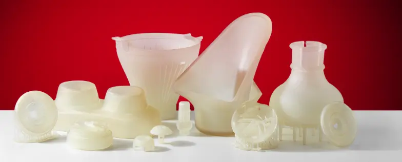 Favism3D: Impresión 3D con resina de alta temperatura para moldes, prototipos funcionales y componentes resistentes al calor. Varias piezas impresas en 3D con resina High Temp translúcida, diseñadas para resistencia a altas temperaturas y aplicaciones técnicas.