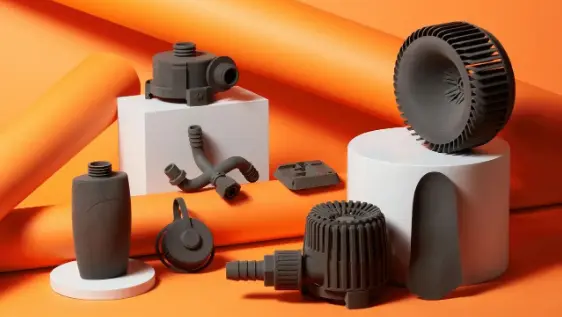 Favism3D: Impresión 3D con filamento de Polipropileno (PP) para piezas funcionales, resistentes y duraderas. Varias piezas y prototipos industriales impresos en 3D con filamento de Polipropileno (PP) negro, sobre fondo naranja.