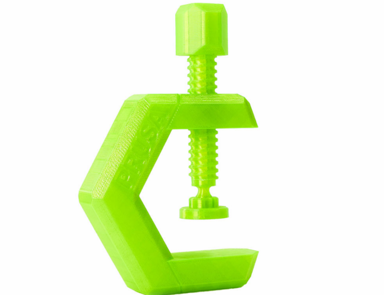 Favism3D: Impresión 3D con PETG para prototipos resistentes y piezas funcionales de alta calidad. Pinza sargento (clamp) impresa en 3D con filamento PETG verde, mostrando la calidad del prototipado funcional.