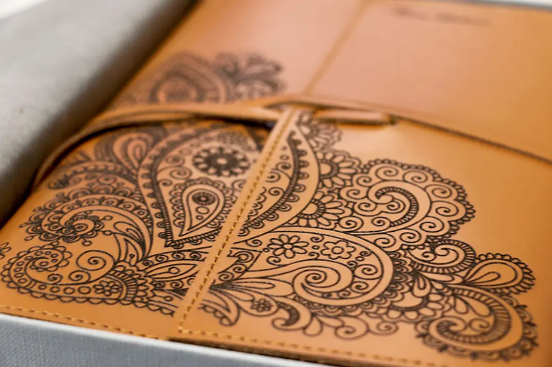 Favism3D: Grabado láser de precisión en cuero para artículos personalizados, agendas y regalos exclusivos. Portada de cuero de color camel con intrincado diseño de cachemira grabado con láser, ideal para regalos personalizados.