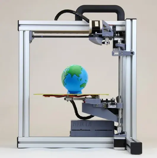 Favism3D: Impresión 3D y su contribución a la sostenibilidad global y la reducción de emisiones. Impresora 3D con un globo terráqueo impreso, representando el impacto global y la sostenibilidad en la fabricación aditiva.