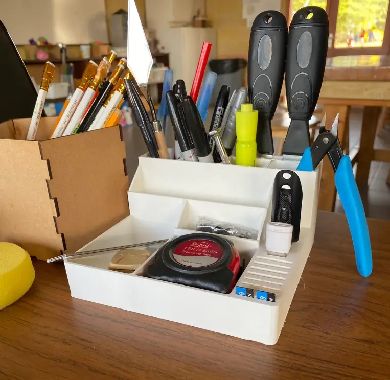 Organizador de escritorio personalizado, accesorios de oficina impresión 3D, porta bolígrafos, soporte de herramientas, orden en el escritorio, diseño funcional,Málaga. Organizador de escritorio impreso en 3D con varios compartimentos para material de oficina y herramientas, optimizando el espacio de trabajo.