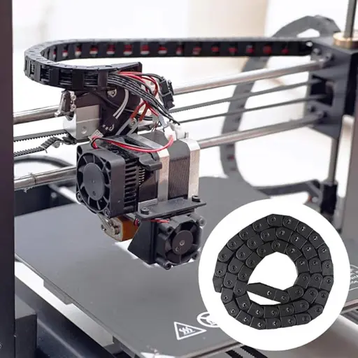 Cadena portacables instalada en impresora 3D para ordenar cables y mejorar el movimiento del eje
