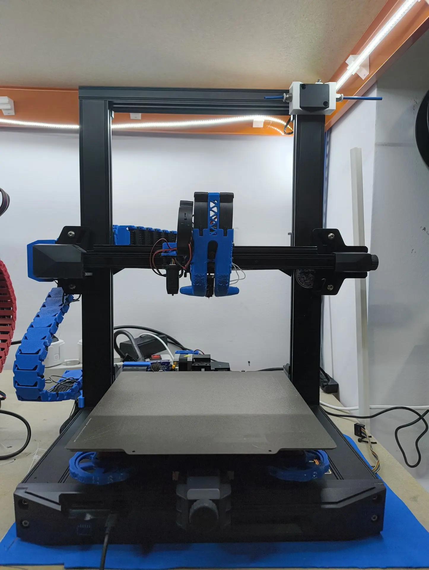 Ender 3 S1 con mejoras instaladas Impresora 3D Ender 3 S1 con extrusor directo y mejoras impresas en azul
