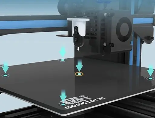 Sensor BLTouch instalado en impresora 3D, realizando la nivelación automática de la cama para mejorar la primera capa y la precisión de impresión.