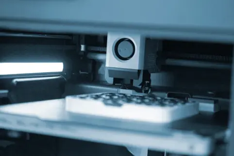 Innovación en fabricación aditiva y prototipado rápido 3D | Favism3D Tecnología de impresión 3D FDM en funcionamiento creando prototipos de alta precisión