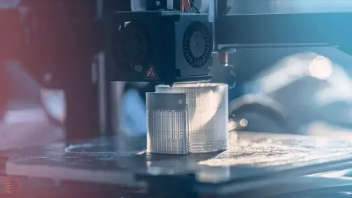 Proyectos de impresión 3D a medida con resultados profesionales | Favism3D Impresora 3D FDM fabricando un proyecto o pieza personalizada con filamento translúcido