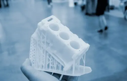 Prototipos Industriales en 3D: Detalles y Estructuras Complejas con Impresión SLA Pieza 3D impresa con soportes en impresora de resina SLA para prototipado industrial | Favism3D
