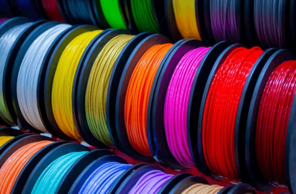 Variedad de bobinas de filamento FDM de colores vibrantes para impresión 3D de alta calidad.